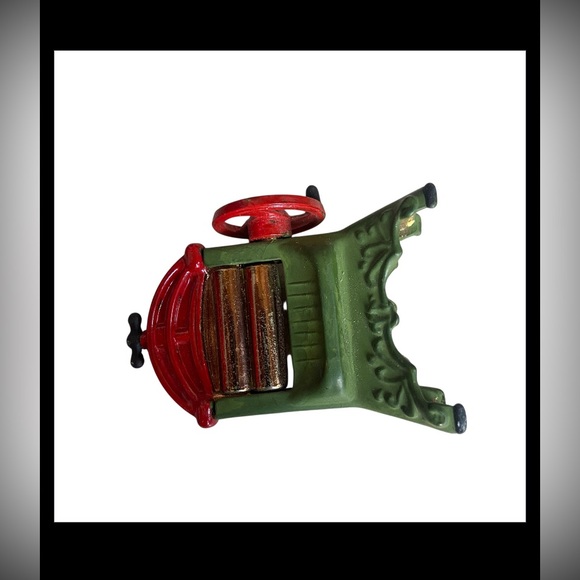 LAST CHANCE 🔥 Vintage Enamel Miniature Dollhouse Washing Machine - Picture 3 of 4